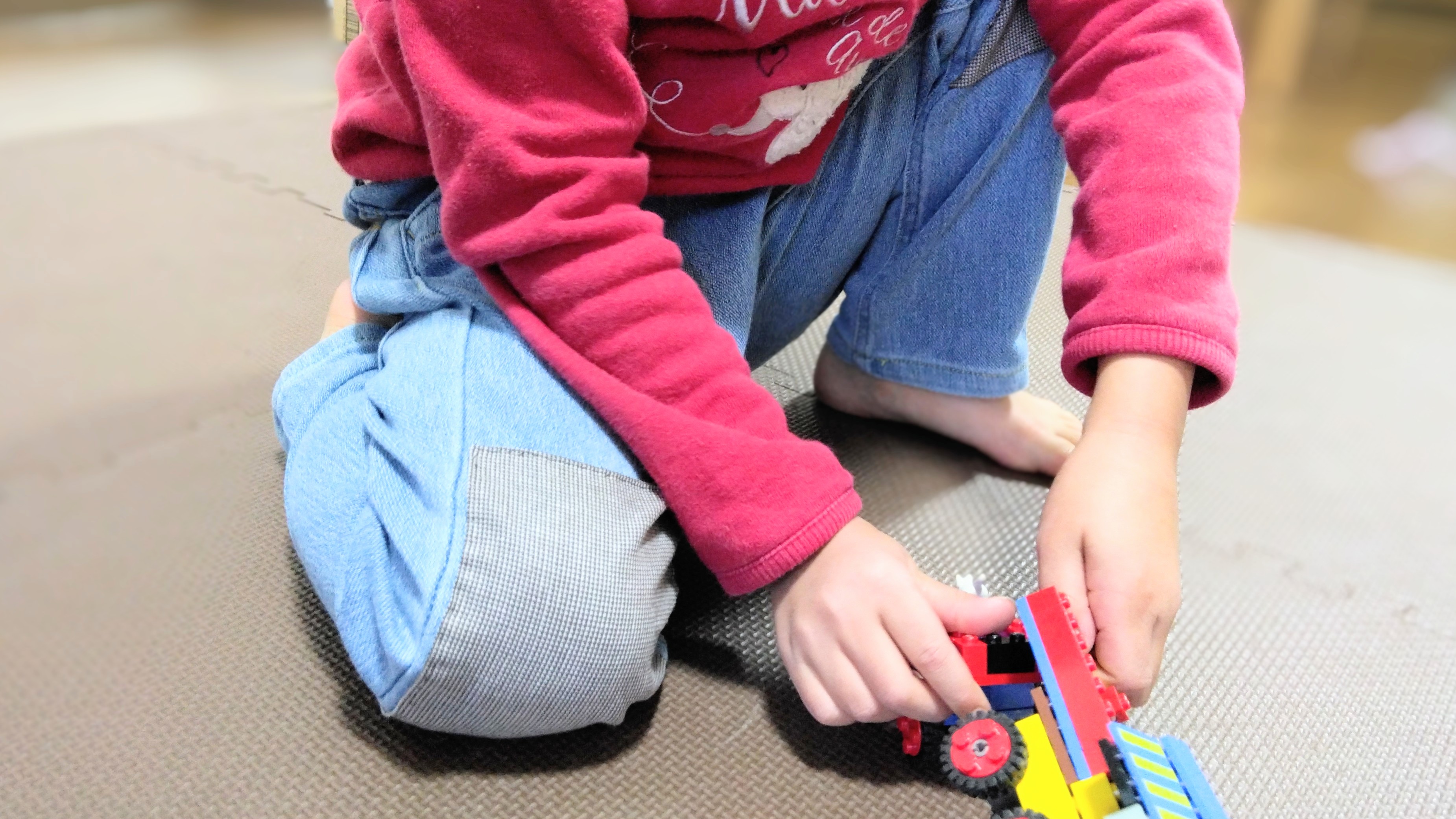 お洋服の補修に親子でワクワク。家にあるものでリメイク、長く着られる子ども服に