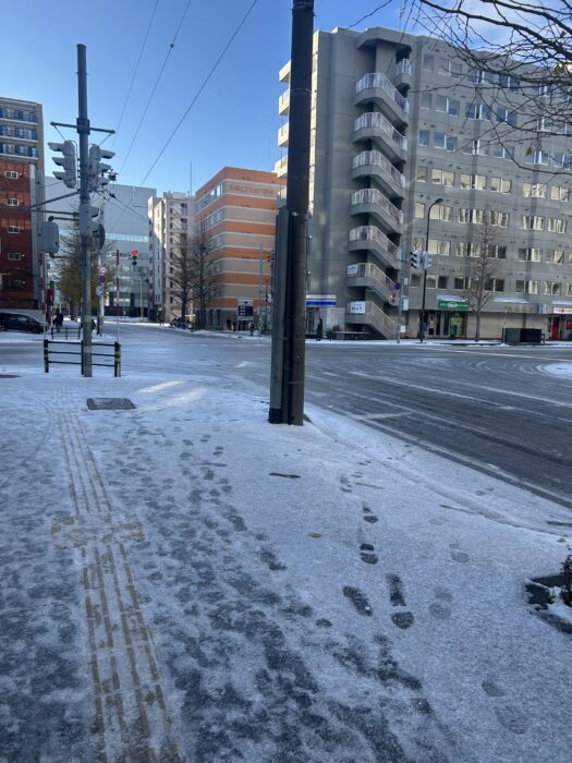 札幌の冬道は11月から危険！“ツルツル路面”でアイススケート状態に