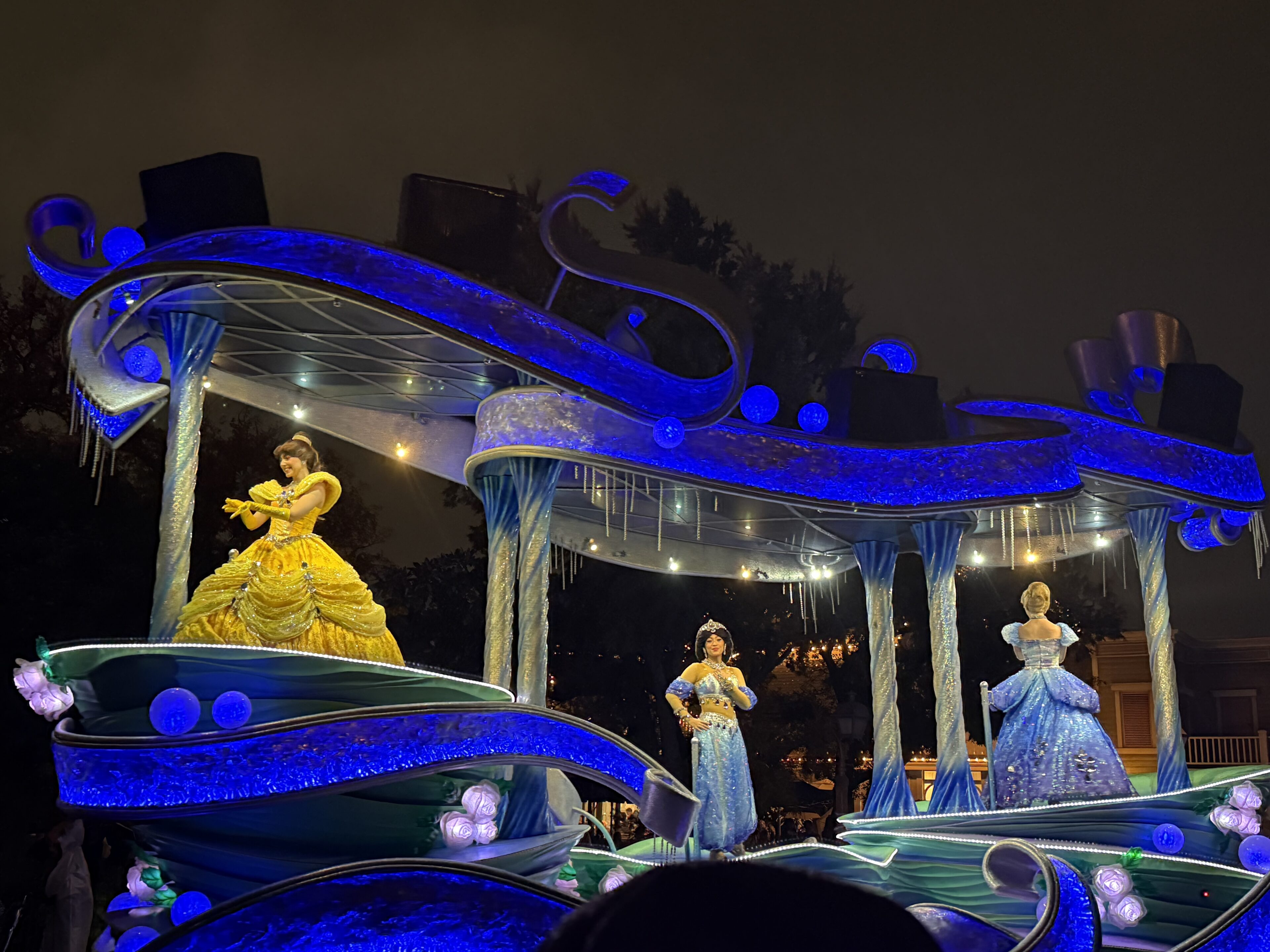 【ディズニー】雨の日限定パレード知ってる？「雨の日ディズニー」の楽しみ方