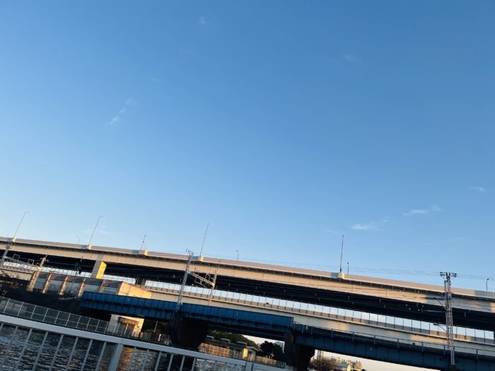 我が家の前に見知らぬ車が…！突然の無断駐車トラブルと驚きの真相