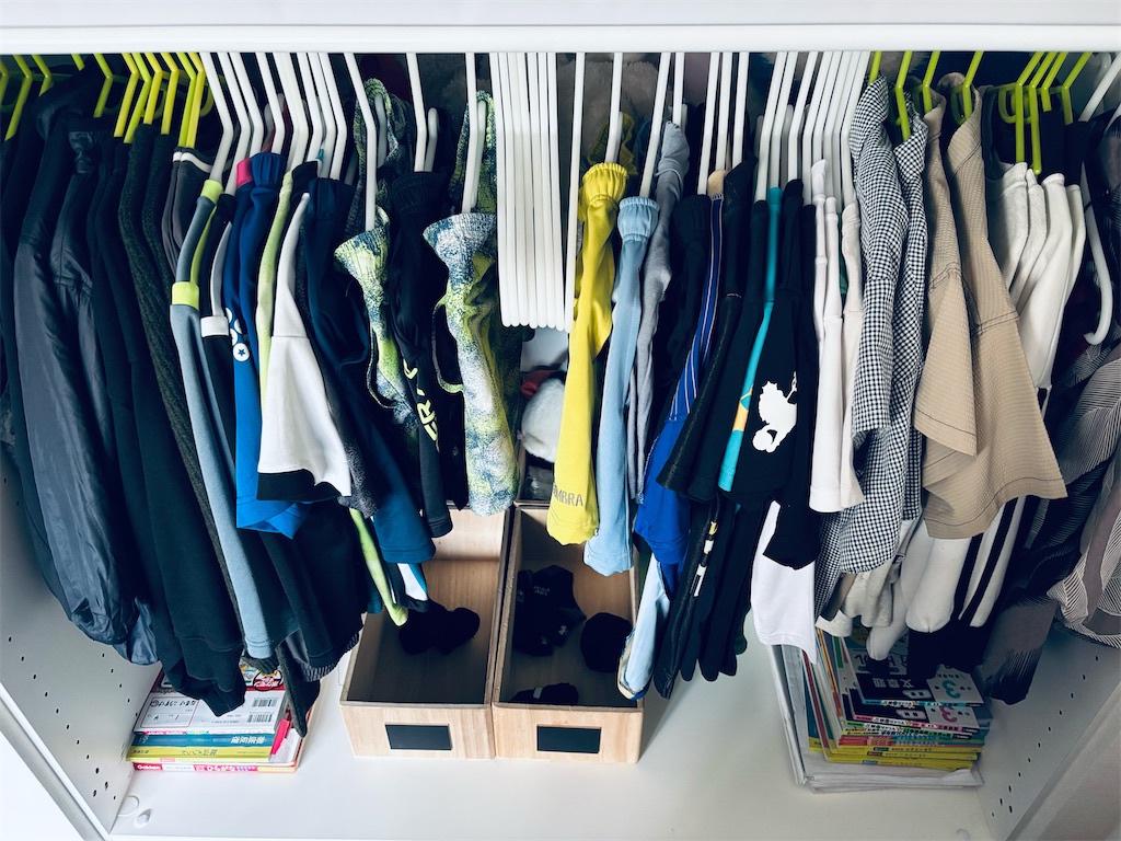 衣替えいらず!わが家の小学生兄弟は春夏秋冬“同じ服”で登校しています (小学生男子の通学スタイル)