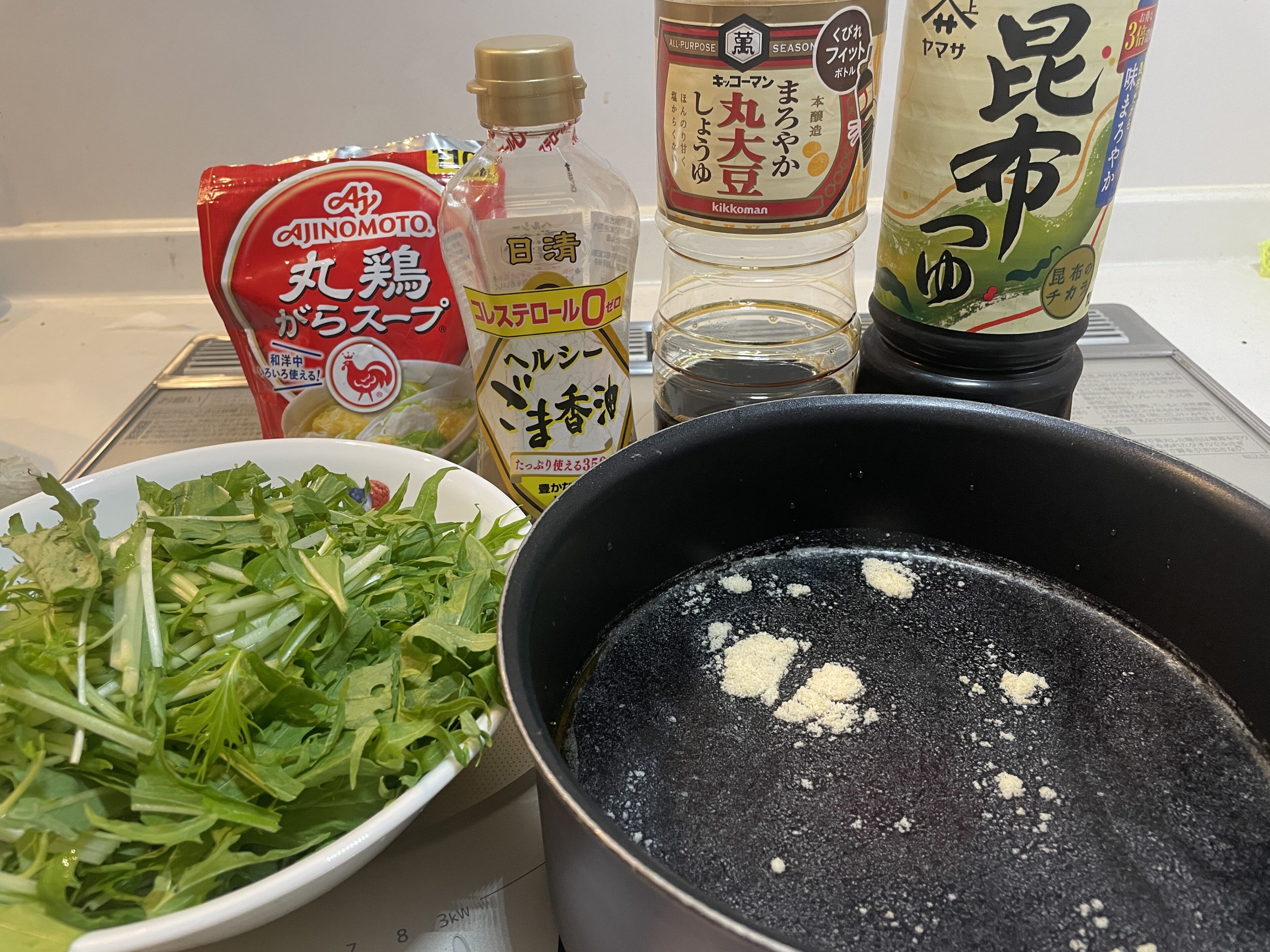 冬はこれ一択!鍋の素いらずで作る、わが家の定番「豚バラのもつ鍋風」