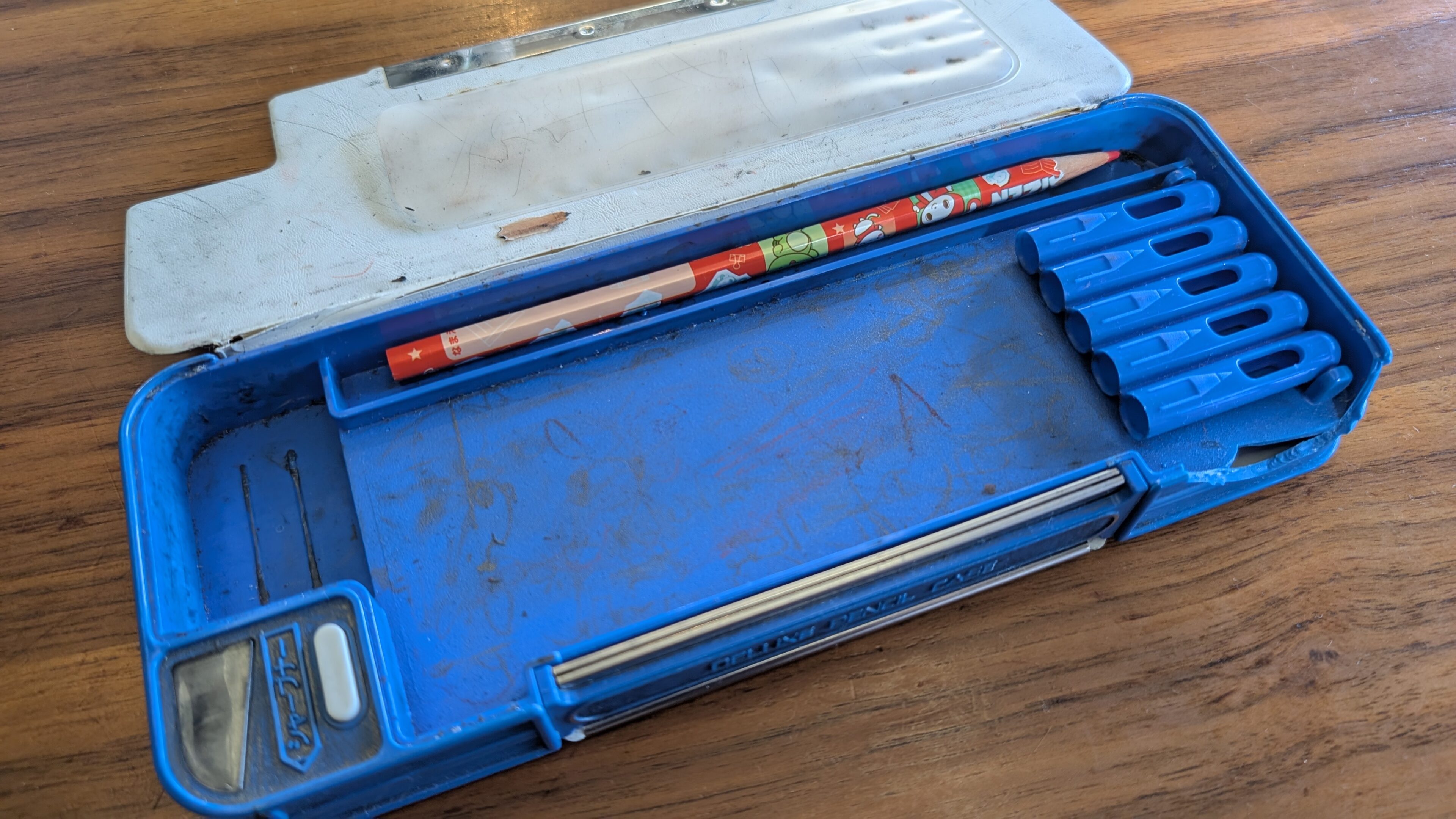 小5男子の筆箱に鉛筆0本!? 「鉛筆なかったから○○で書いてた」と衝撃の答え