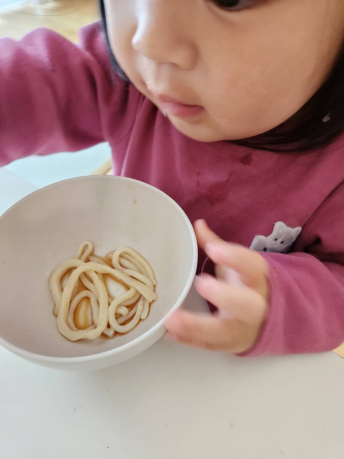 【スペースいらず】床で踏まなくてＯＫ。業務スーパーの材料3つで作る“手押しうどん” パパと息子の休日食育