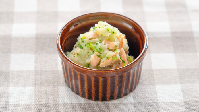 寒い日にホッとするひと皿「サーモンとブロッコリーのなめらかポテト和え」【ぐっち夫婦の離乳食レシピ】