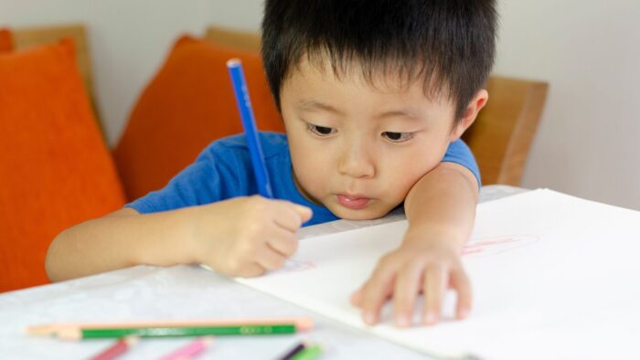 子どもの姿勢が悪いのは、やる気の問題ではない！理学療法士が教える、運動で育てる「よい姿勢が続く体」