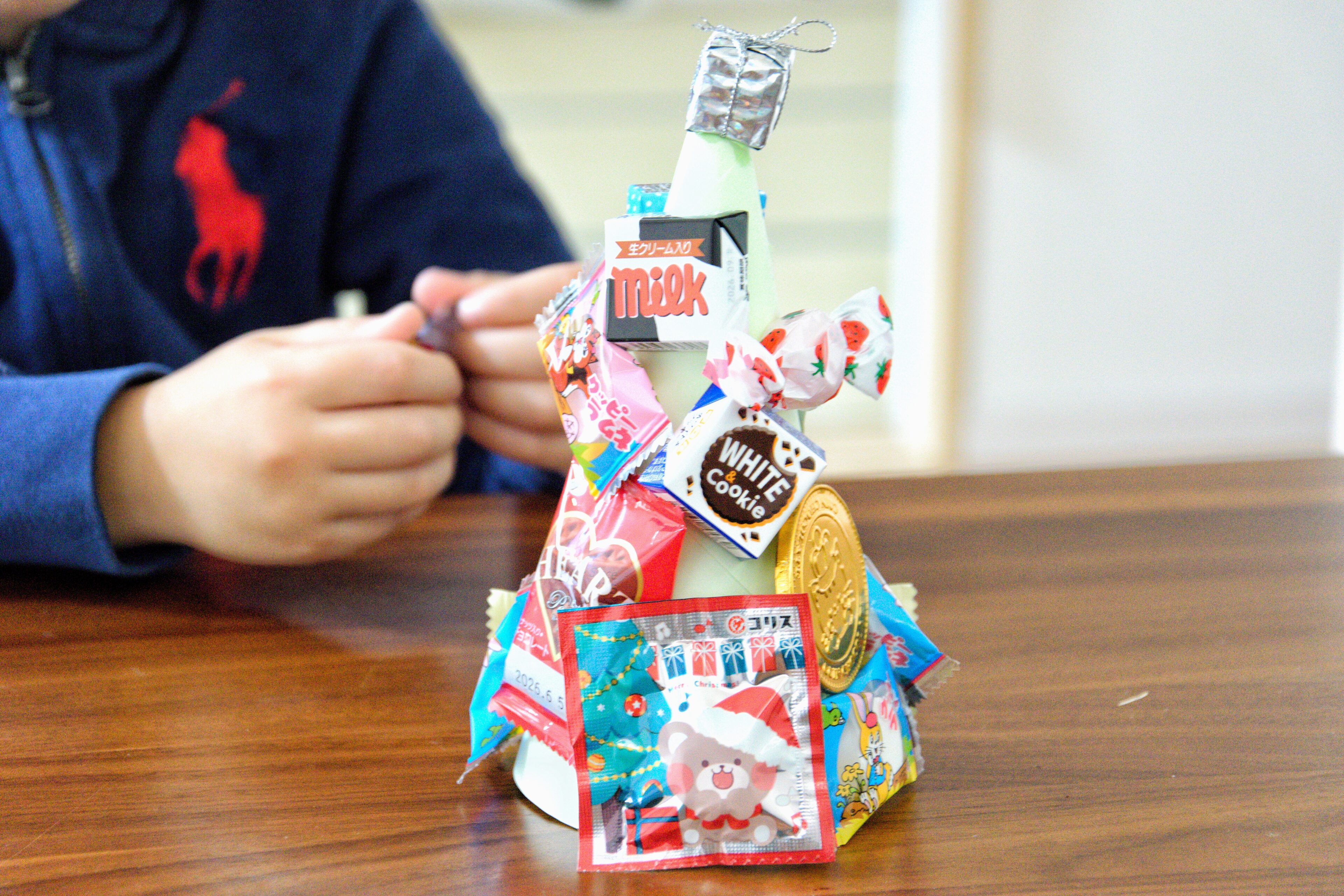 お菓子のクリスマスツリー?!厚紙で駄菓子で簡単に作ろう