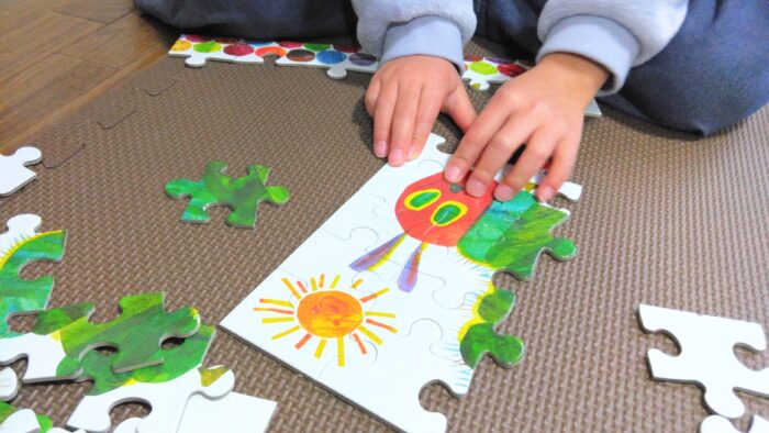 絵本のワンシーンを切り取ったパズル、会話が弾むひとときに。