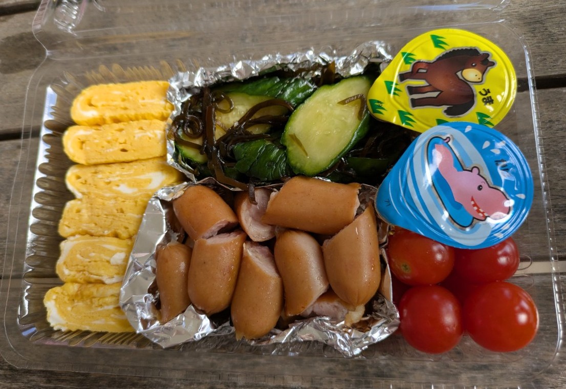 絶体絶命の大ピンチ！弁当の日に弁当忘れる＆米もパンもない！5分で作った即席弁当に詰めた物