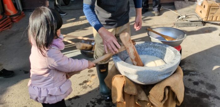 餅まきに一家でガチ参戦！秘密兵器導入の4歳児は餅をゲットできたのか！？＆コツ伝授