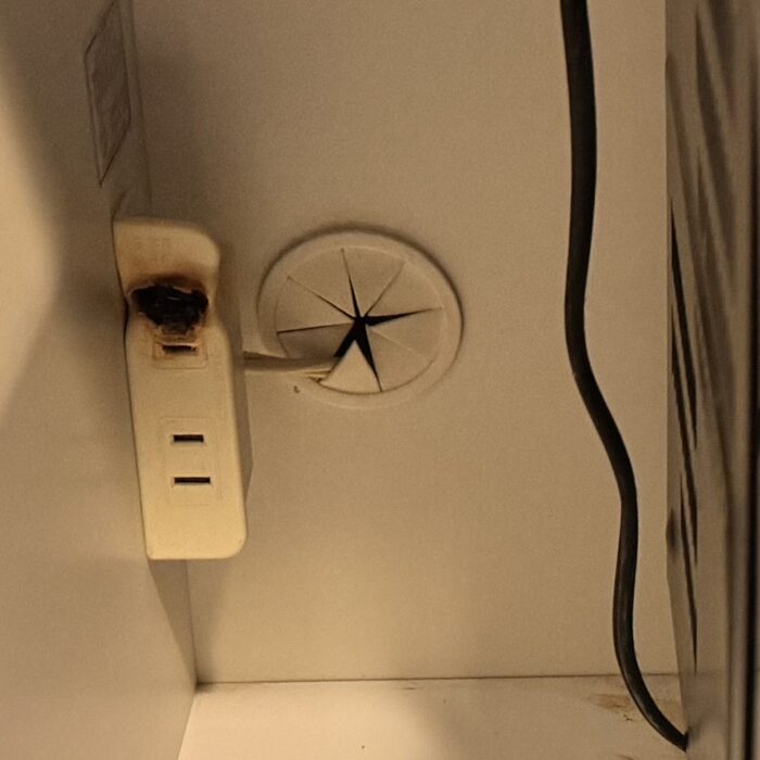 【要注意】普通に使っていただけなのに、電子レンジの裏が火災寸前だった話