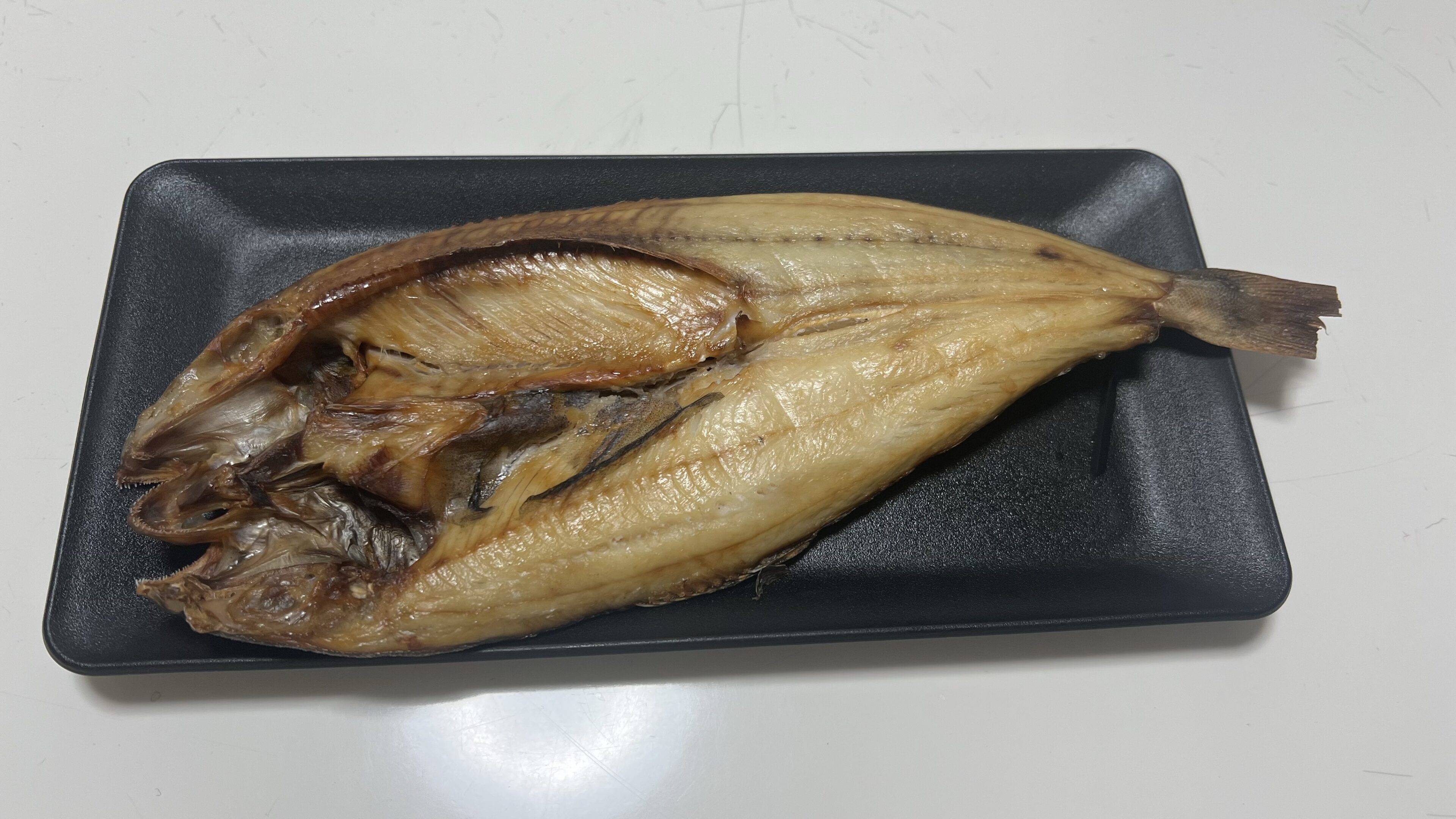 お魚を骨まで食べて子どもが大喜び！わが家がハマっている「魚の骨せんべい」