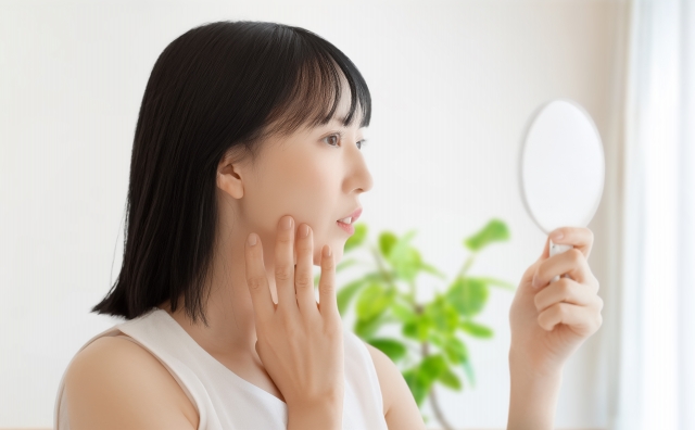 更年期はシミが増えやすい？今のうちから知っておきたいシミの種類と特徴