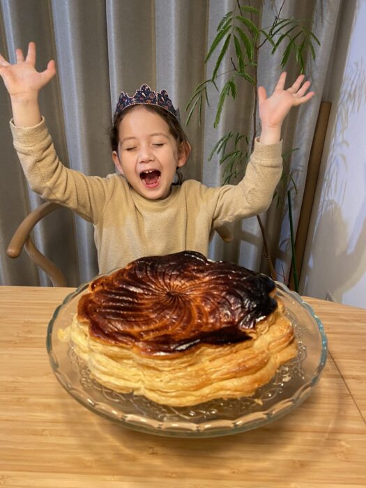 1月6日はエピファニー！子どもが大盛り上がりするフランスの新年菓子「ガレット・デ・ロワ」