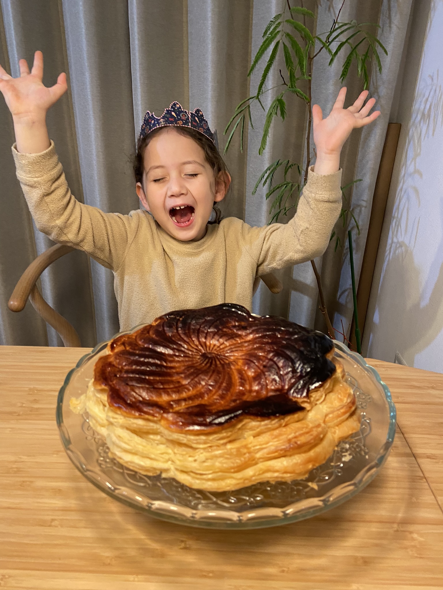 1月6日はエピファニー！子どもが大盛り上がりするフランスの新年菓子「ガレット・デ・ロワ」