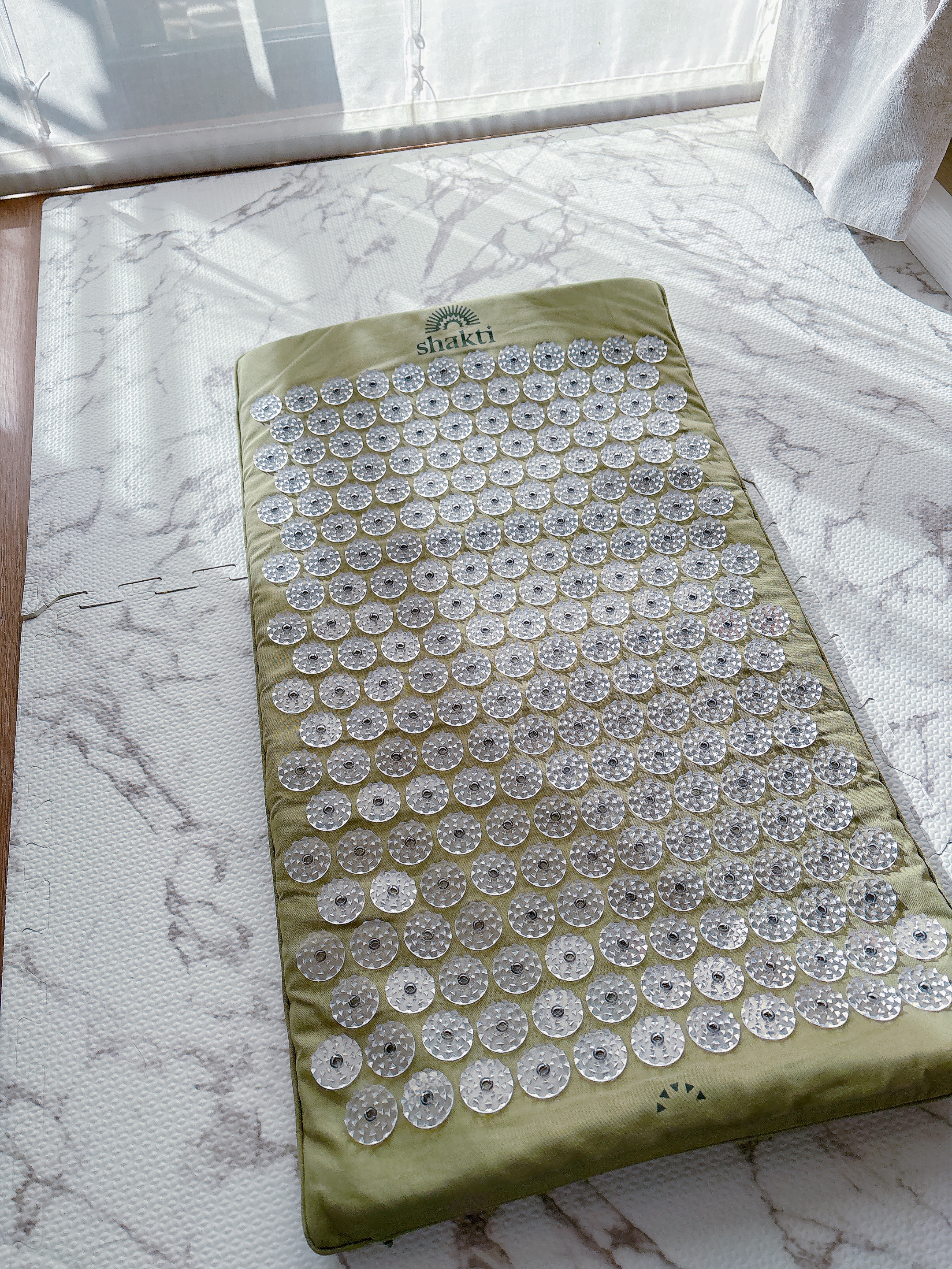 パパママ必見！40代の肩こりがスッと楽に!? 話題の“シャクティマット”を本気レビュー