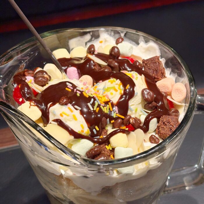 迫力！【シェーキーズ】池袋東口店限定の自由に盛り付け可能な1.8L巨大ピッチャーパフェ