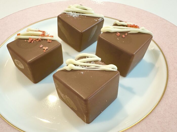 【チョコ×牛乳のみ】冷蔵庫まで15分！ボンボンショコラ風レシピ