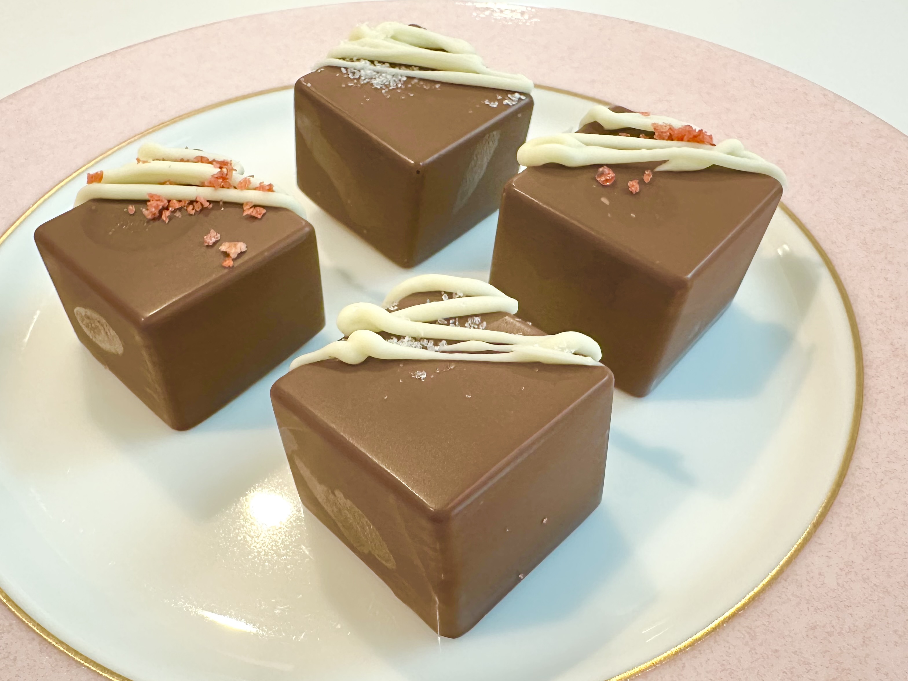 【チョコ×牛乳のみ】冷蔵庫まで15分!ボンボンショコラ風レシピ