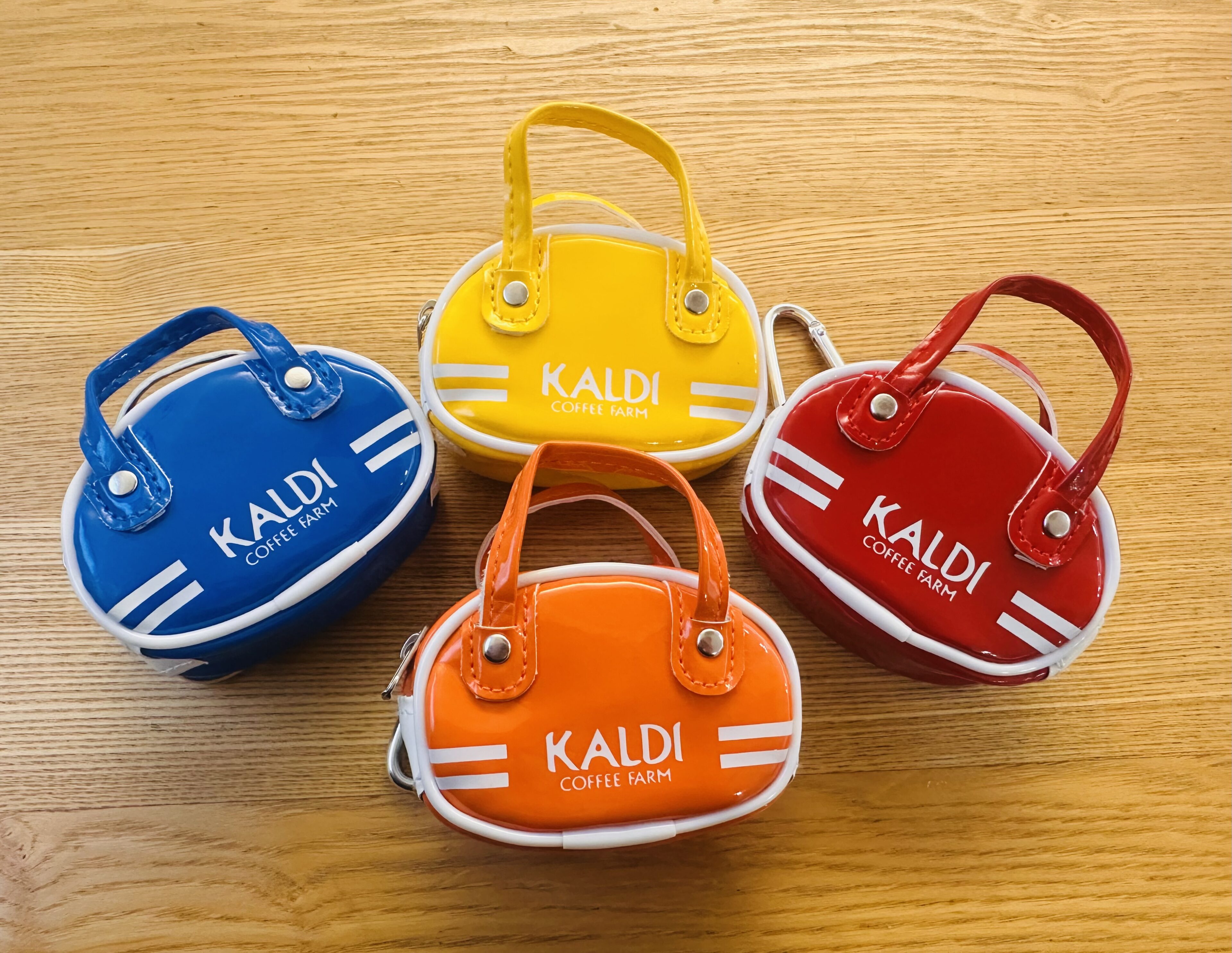 【カルディ】目立つが勝ち!レトロかわいいミニスポーツバッグキーホルダー