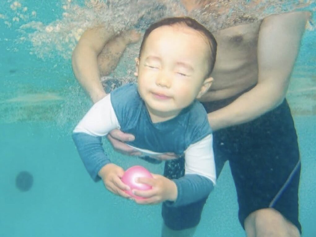2歳からスイミングを始めた結果｜やる気が見えなかった息子が小学校1年生で水泳大会に出場するまで