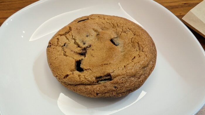 【セブン一部店舗限定】200円で買える！焼きたてチョコクッキー、子どもと実食