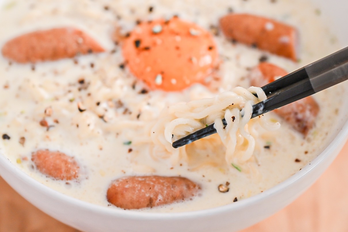 ガッツリ食べたい！SNSでバズった背徳感たっぷり公式レシピ「塩らーめんカルボナーラ」