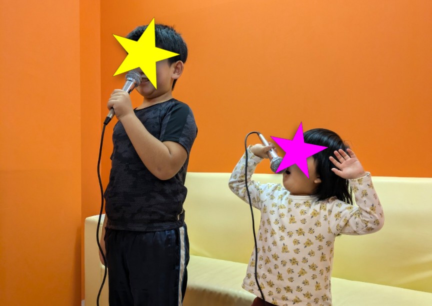 人生初カラオケ!音痴な母が言葉の発達がゆっくりな9歳&口達者な4歳と挑戦して後悔したこと