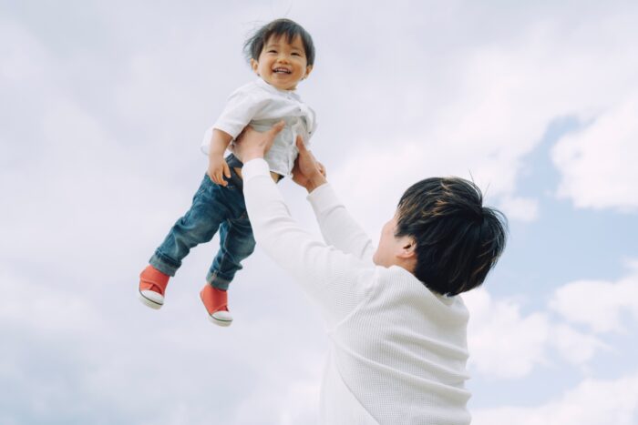 男の赤ちゃんは育てにくい!? 2人の姉と違いすぎて父はヘトヘト