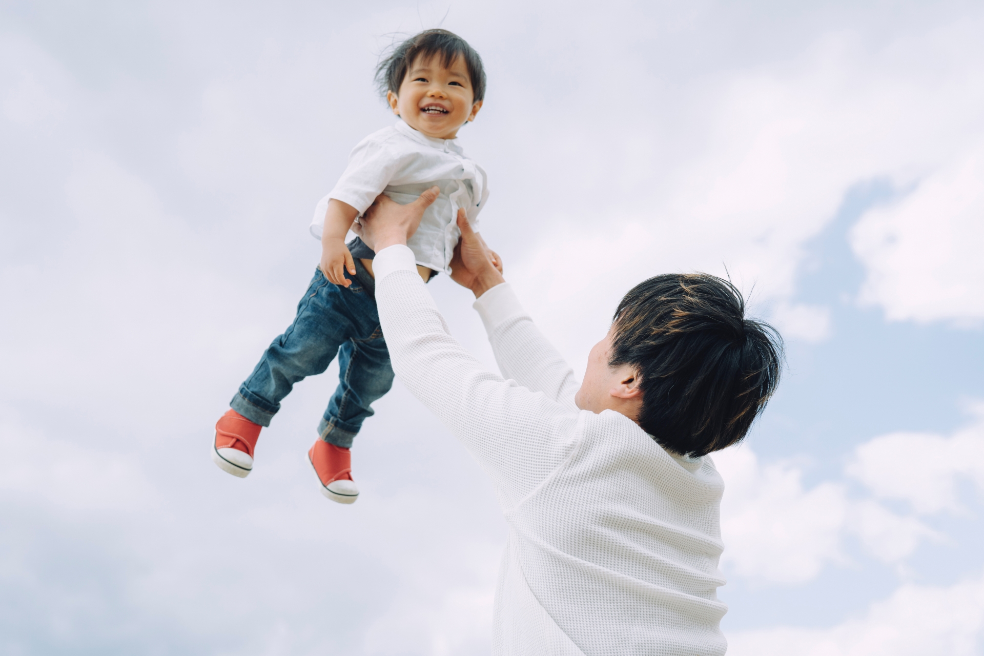 男の赤ちゃんは育てにくい!? 2人の姉と違いすぎて父はヘトヘト