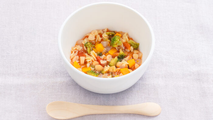 旬の野菜で変化をつける！大豆と彩り野菜のミネストローネ【ぐっち夫婦の離乳食レシピ】