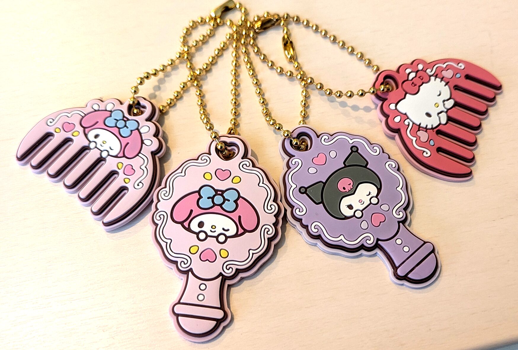 【100均】新発売のサンリオグッズ”ぷちミラー””ぷちコーム”のかわいさが100均のクオリティを超えてる…！