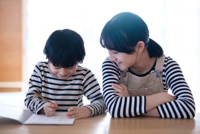 てぃ先生に聞いてみよう！「“勉強がイヤ！” そんな娘が楽しく机に向かえるようにするには？」