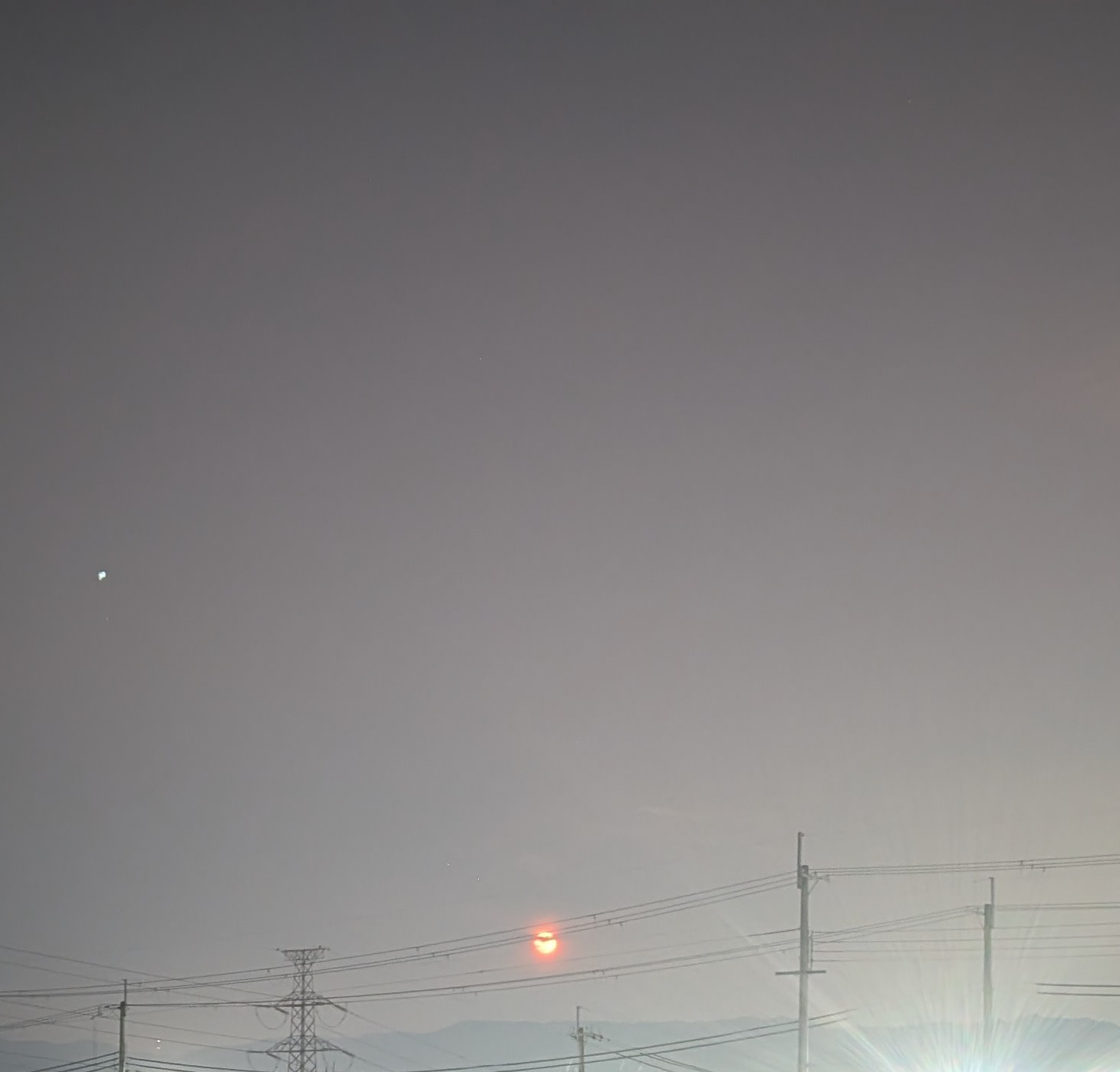 「あれ…なに?」ストロベリームーンじゃない?三男が怖がった赤い大きな満月の正体