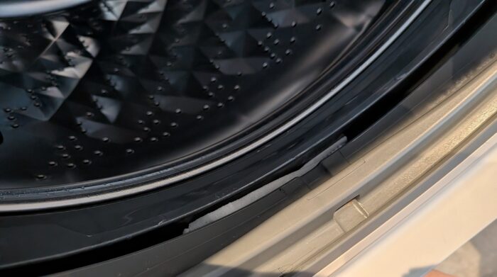 これは…ドラム式洗濯機初心者の私は知らなかった。ゴムパッキンの間から出てきたもの