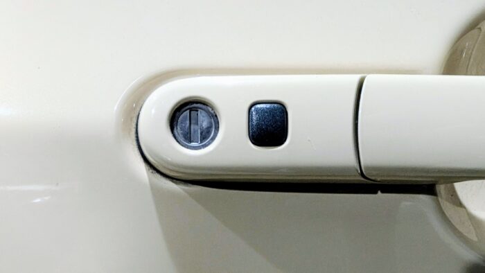 幼稚園送迎の朝だけ、車のカギが開きにくい…？実は誰にでも起こりうる原因