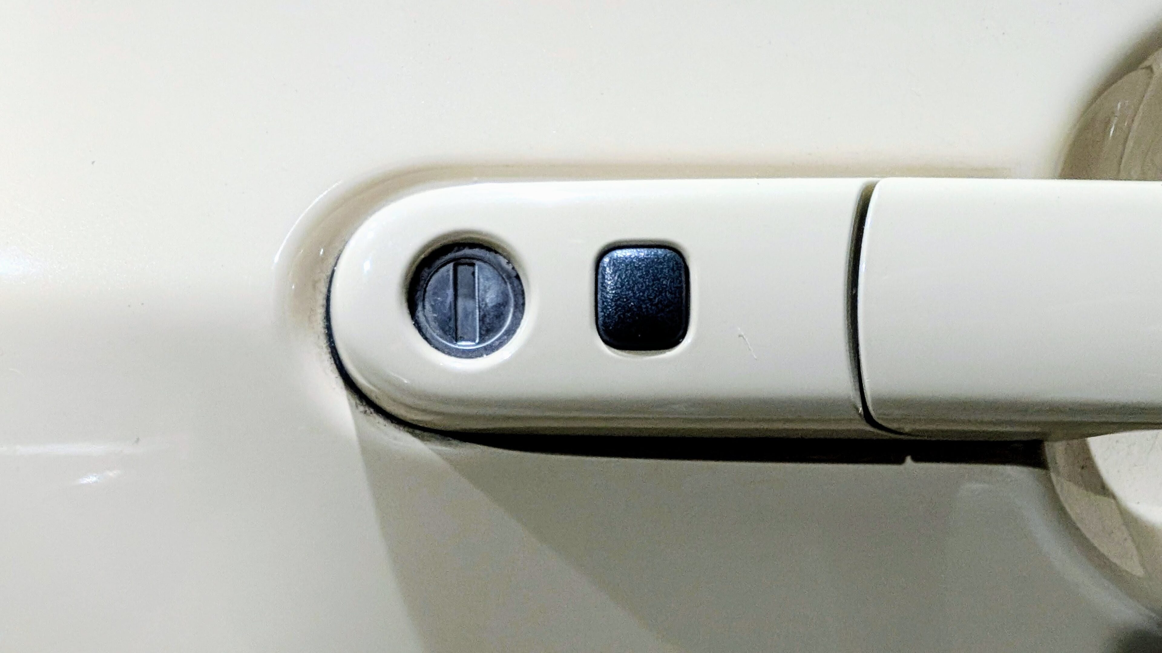 幼稚園送迎の朝だけ、車のカギが開きにくい…？実は誰にでも起こりうる原因