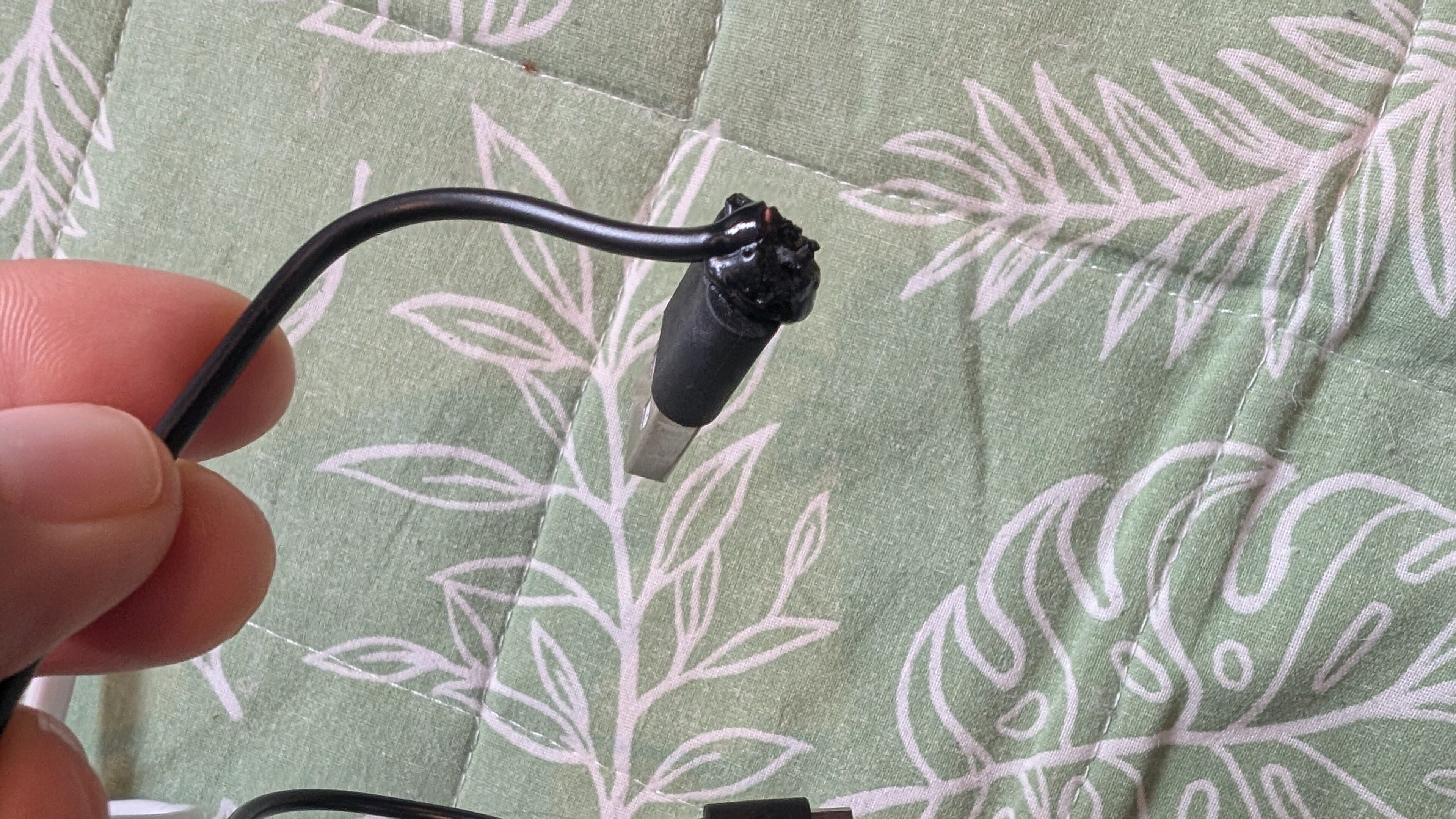 あわや大惨事…突然リビングに白い煙。原因は繋ぎっぱなしの充電器でした