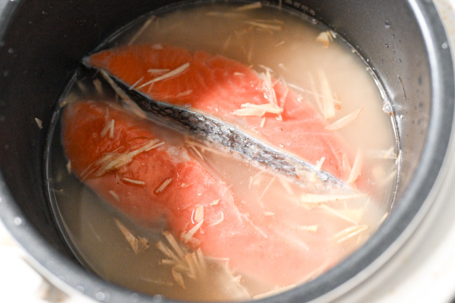 「塩鮭と白だしがあったらやってみて」材料4つだけ!炊飯器にお任せ!ヤマキ公式レシピがおいしすぎる