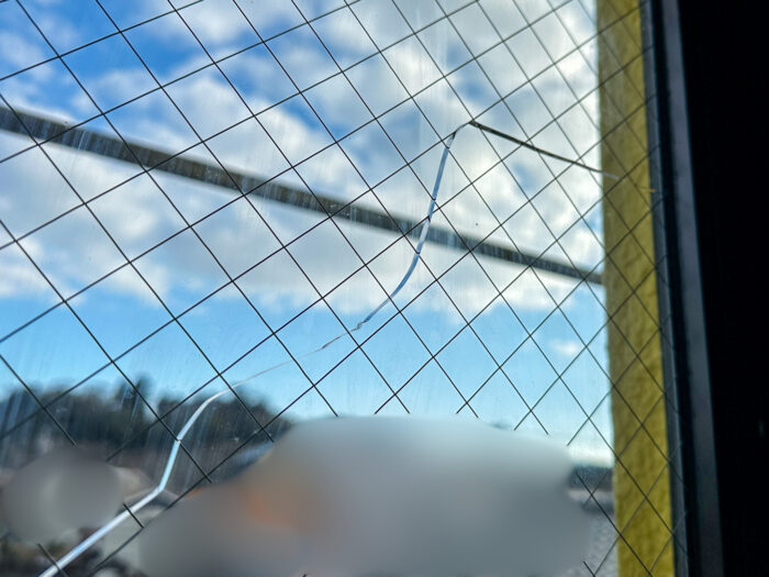 窓ガラスに突然のヒビ！原因は寒さと太陽？賃貸居住のヒヤッと話