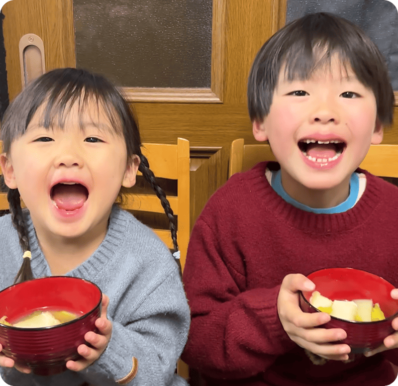 写真:おみそ汁を飲む子ども