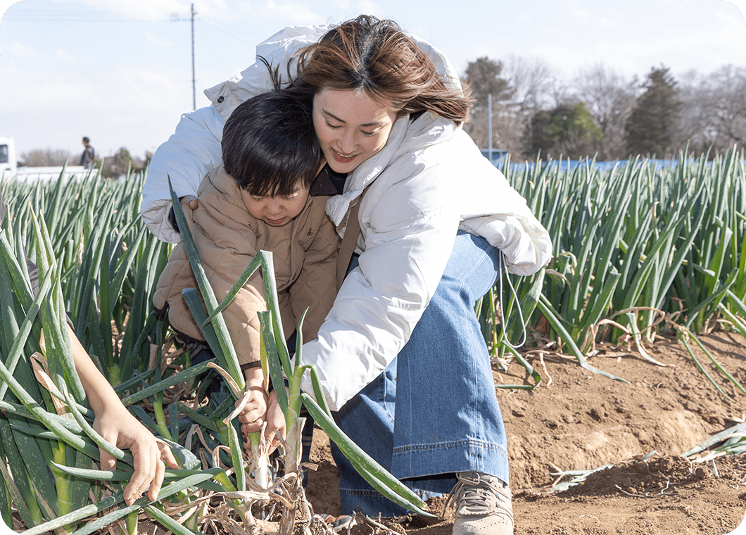 「よいしょー!土の中にも、けっこう埋もれてる!」