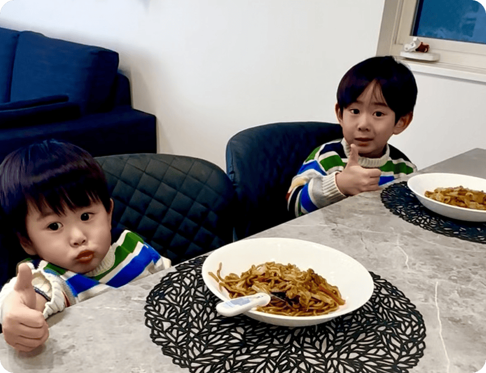 写真:焼きそばを食べる子ども