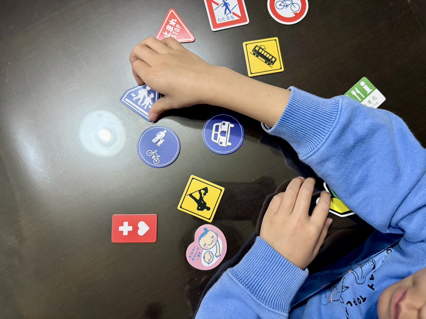 「まだ1人で歩かせるの不安…」入学前に買ってよかった！キャンドゥの「まちなかマークかるた」