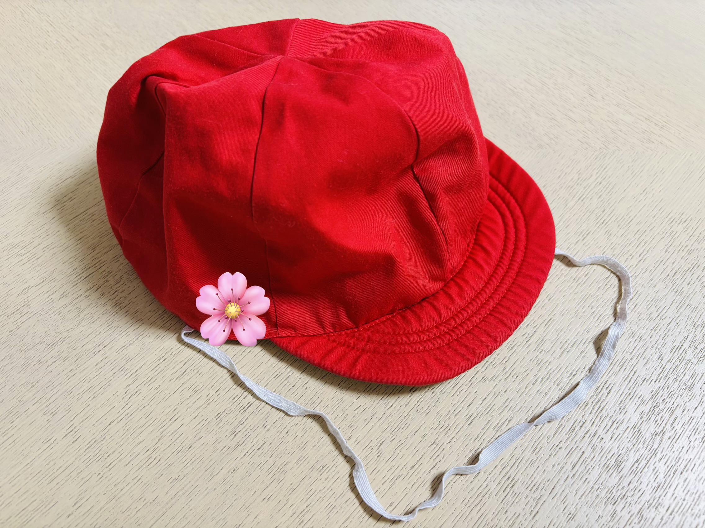 「赤白帽子のゴム伸びてるけど使える？」小学生あるあるな解決法？に驚き！