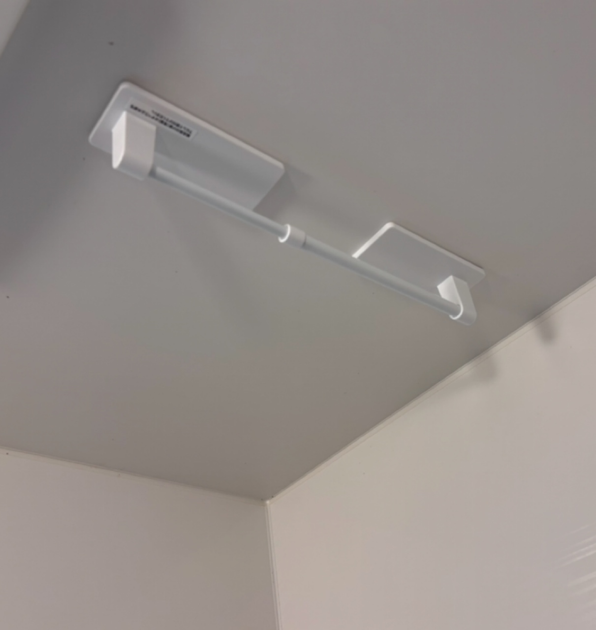 室内干しのスペースが簡単に増やせる！マグネット伸縮タオルバーが大活躍