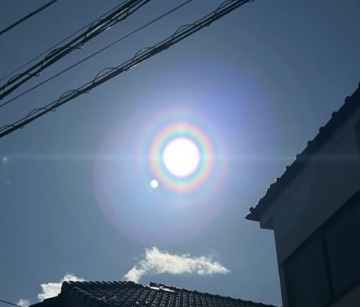 今だけ見える【太陽の周りのきれいな虹の輪】でもこれ「魔のサークル」と呼ばれるあのサインだった！！