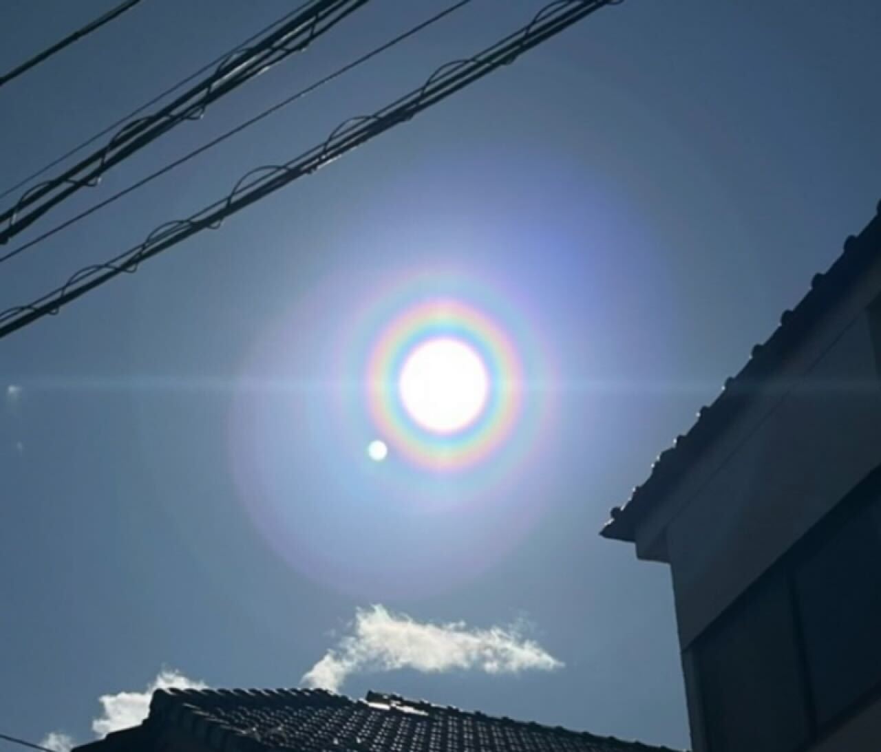 今だけ見える【太陽の周りのきれいな虹の輪】でもこれ「魔のサークル」と呼ばれるあのサインだった！！