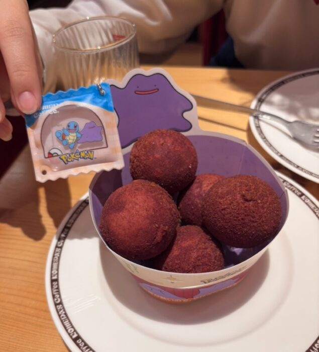 豆菓子風チャームがもらえる！【コメダ珈琲】ポケモンと一緒だモン　コラボメニューがスタート