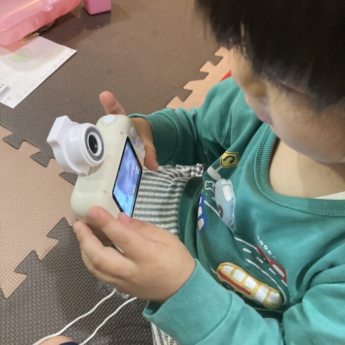 おでかけがきっと楽しくなる！自撮りも簡単にできるキッズカメラ「クルット」